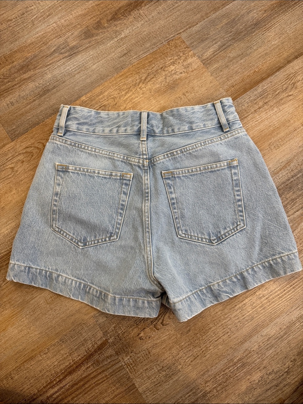 FRAME Denim The Micro Short 25 - Picture 2 of 8